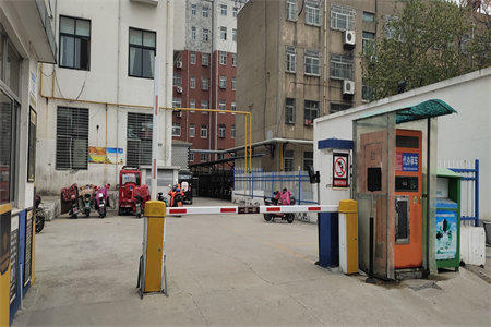 清河实验学校附近彩虹苑3室2厅2卫65万有证可分期。